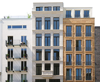 Fassaden von drei nebeneinander stehenden Neubauten