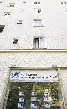 Wohnhaus mit Verkaufsbüro einer Wohnungsprivatisierungs-GmbH
