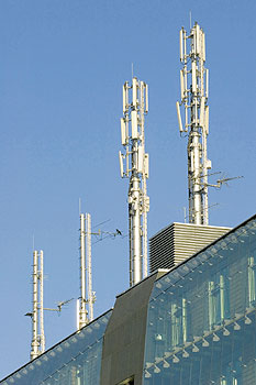 Mobilfunksendemasten auf einem Dach