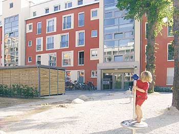 Spielplatz vor den Wohnhäusern des Sophienhofs in Frankfurt