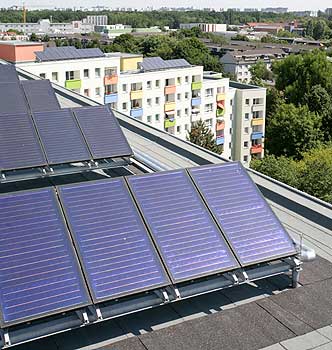 Solarthermische Anlage auf dem Dach eines Mehrfamilienhauses