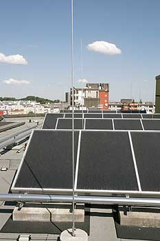 Solarthermieanlage auf dem Dach eines Degewo-Hauses