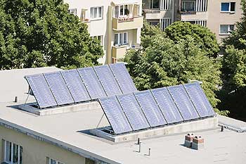 Solarthermische Anlage auf dem Dach eines Hauses der Wohnungsgenossenschaft 'Märkische Scholle'