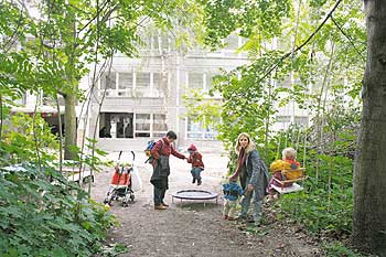 Mütter mit spielenden Kindern vor der ehemaligen Kita in der Alfred-Jung-Straße in Lichtenberg