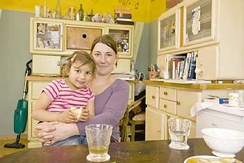 Eva mit ihrer Tochter in ihrer WG-Wohnküche
