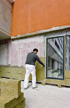 Bauarbeiter bei der Anbringung einer Gebäude-Außenisolierung