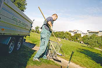 Gartenbaumitarbeiter bei der Parkpflege