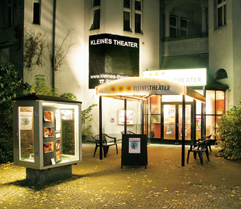 Eingang zum Kleinen Theater in Friedenau