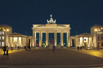 Brandenburger Tor mit nächtlicher Illumination