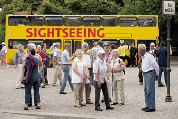 Berlin-Touristen vor einem Sightseeing-Bus