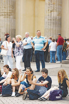 Wartende Touristen am Brandenburger Tor