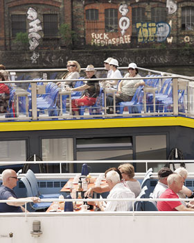 Touristen auf einer Bootsfahrt auf der Spree