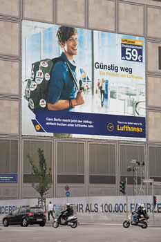 Großplakat der Lufthansa mit Werbung für günstige Flüge