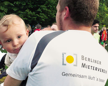 Läufer des Berliner Mietervereins mit Kind