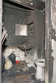 Durch Brandschaden zerstörtes Badezimmer