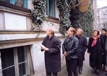 Mieteraktivisten an der Gedenktafel in der Solmsstraße