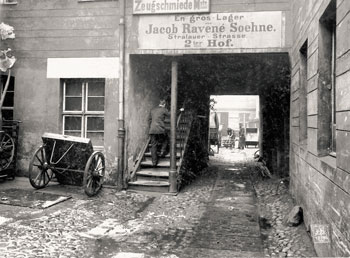 Wohn- und Arbeitshof in der Spandauer Straße in Mitte um 1880