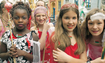 Kinder unterschiedlicher Hautfarbe beim Karneval der Kulturen