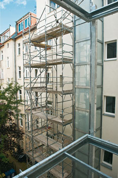 Neugebauter Aufzug an einem Haus am Stuttgarter Platz