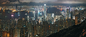 Blick auf das nächtliche Hongkong aus der Vogelperspektive