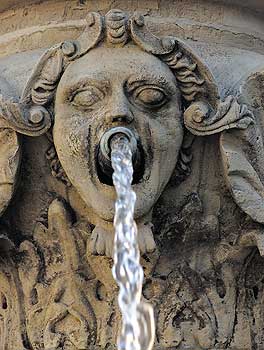Sprudelndes Wasser aus Brunnen
