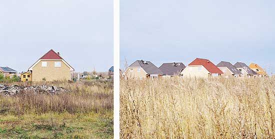 links: Neubau auf dem Acker, rechts: Neubauten, die Siedlung wächst