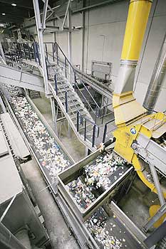 Moderne Müllsortieranlagen mit Förderbändern und Sortiervorrichtungen