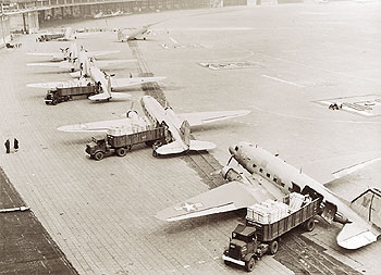 Historische Aufnahme von Luftbrücke-Flugzeugen auf dem Tempelhofer Feld