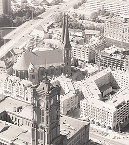 Historischer Blick auf das Nikolaiviertel, im Vordergrund: das Rote Rathaus