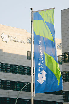 Verwaltungsgebäude der Berliner Wasserbetriebe mit einer Fahne der BWB