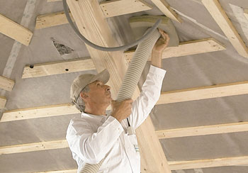 Handwerker bei Dach-Isolierungsarbeiten