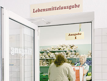 Verkäuferin und Käuferin Sozialladen in Lichtenberg