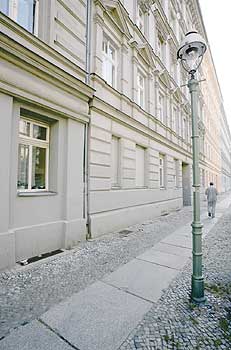 Straßenlaterne vor Fassaden von Charlottenburger Wohnhäusern
