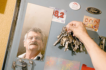 Hausmeister Klaus Dehne im Spiegel, mit einem großen Schlüsselbund in der Hand