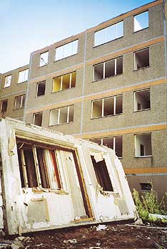 Ein Plattenbau wird abgerissen