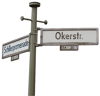 Straßenschild an der Schillerpromenade, Ecke Okerstraße