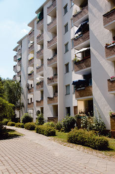 Fassade mit Balkonen des Wohnhauses in der Windscheidstraße in Charlottenburg