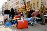 Mieterprotest: Möbel und Hausrat stehen auf der Straße