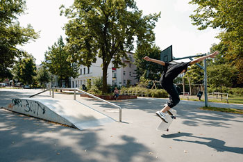 Ein Skater auf einem sanierten Platz im Komponistenviertel