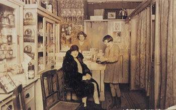Das Frisiergeschäft der Tante um 1930