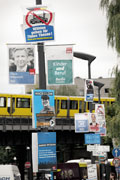 Laternenmasten mit Wahlplakaten verschiedener Parteien