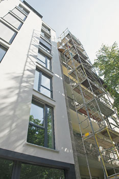 Fassade der Calvinstraße 21 eingerüstet, daneben der Neubau