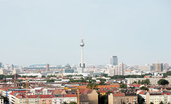 Panorama über den Dächern Berlins mit Fernsehturm