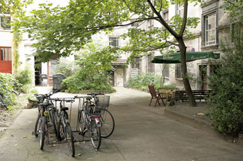 Abgestellte Fahrräder und Sitzecke auf einem Berliner Hinterhof