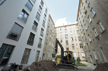Arbeiten an einem Neubau auf einem Berliner Hinterhof