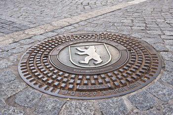 Gullydeckel mit Berlin-Emblem