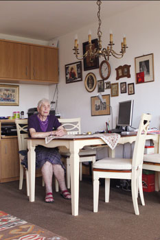 Die 83-jährige Christa Kaes in ihrer Wohnung im Seniorenhaus am Hansa-Ufer