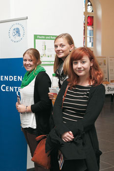 Studentinnen bei einer Informationsveranstaltung zum Wohnen in der Humboldt-Universität