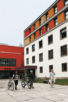 Studenten vor dem Studentenwohnheim in der Hardenbergstraße