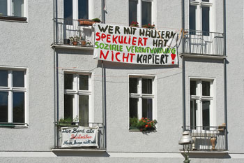Protestplakate der Mieter am Haus in der Großgörschenstraße 25-27